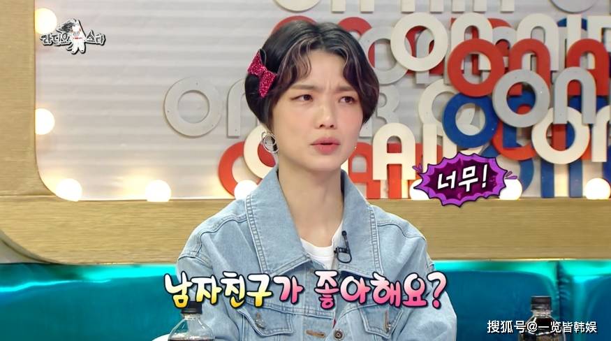 主持人金九拉问起男朋友的反应时,安英美就表示对方并不介意,而且还挺