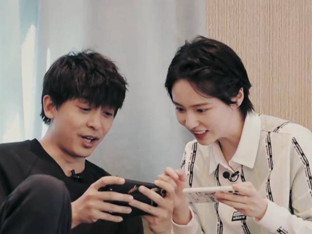 原创李晟与成果分开坐李佳航走过去的举动也不考虑客人的感受