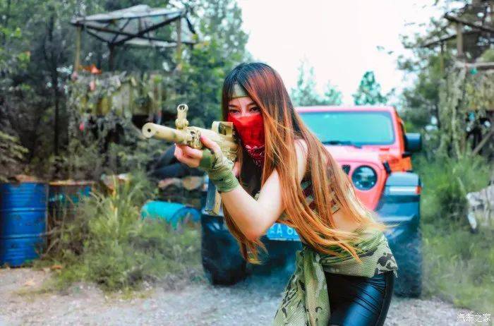 今晚吃鸡美女战士与牧马人rubicon上演和平精英