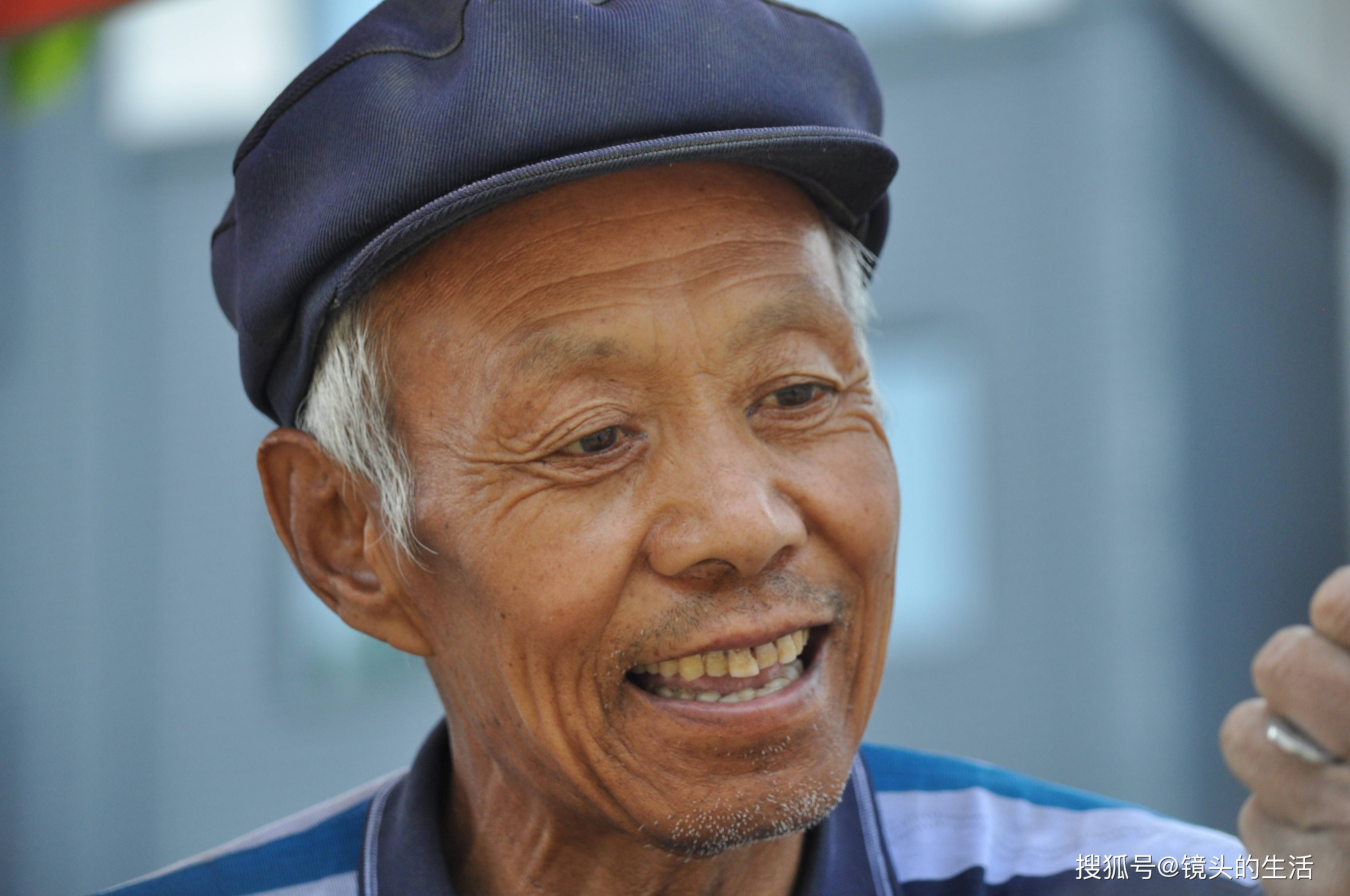 原创72岁老人一年四季不闲着,摆地摊儿比儿媳妇赚得多,攒钱给孙子买