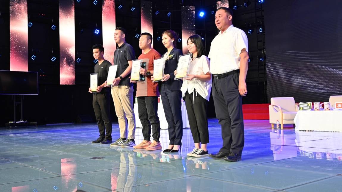 库来西·玉素甫和宋婷婷副总裁现场为他们颁发了由自治区扶贫开发办公