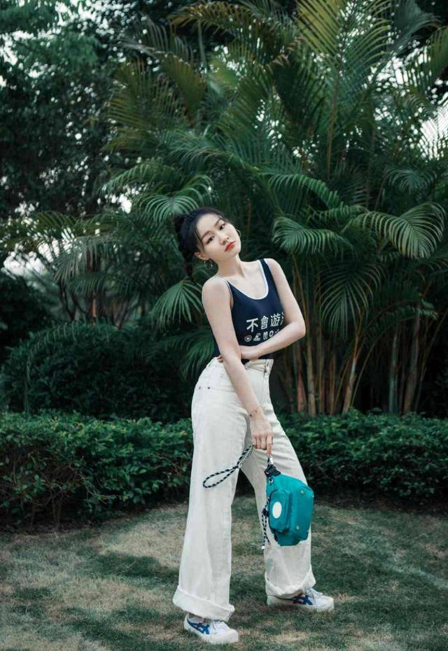 原创春晚走红的喜剧人金靖,其实是私服隐藏的时髦精,时髦前卫又好看