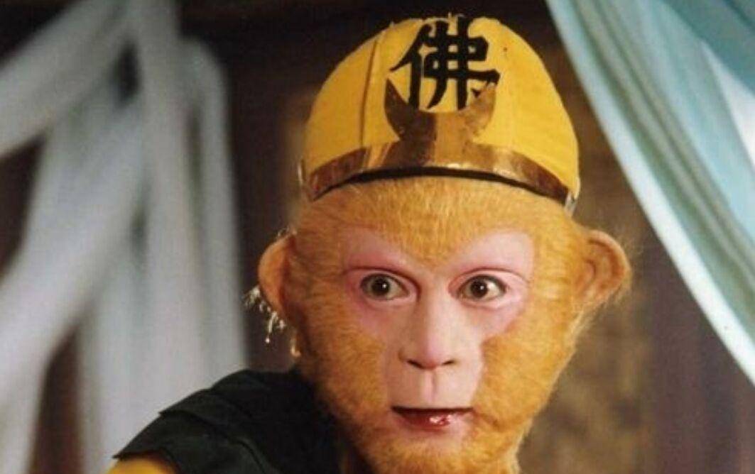 六小龄童与妻子罕见秀恩爱!"猴嫂"保养得宜,肤白貌美显年轻