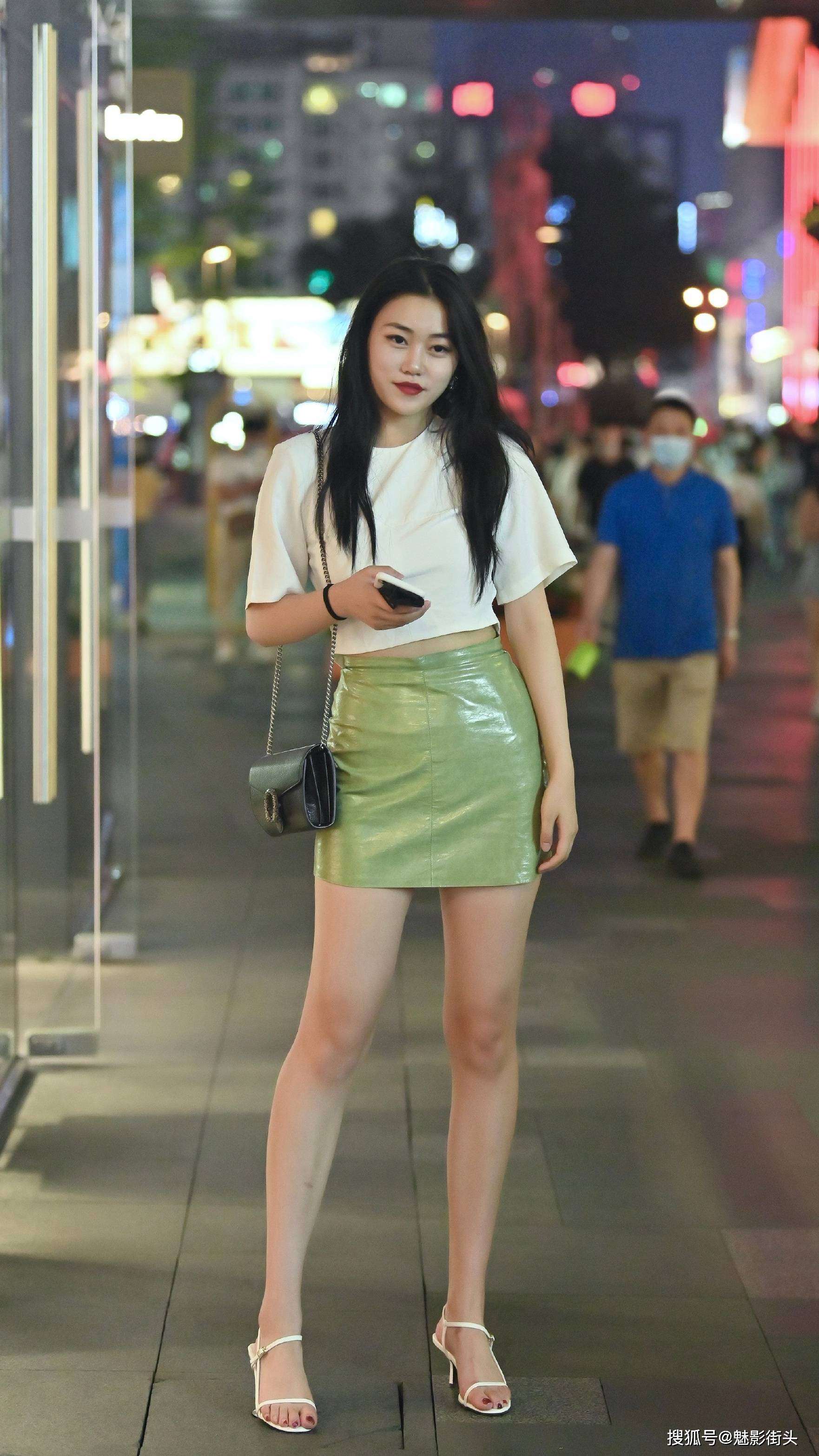 小个子女生穿高跟凉鞋,秒变大长腿,真是腿长不够高跟鞋来凑