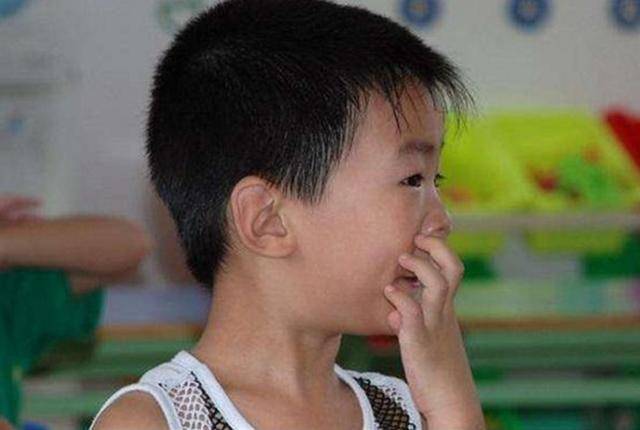 原创那个从小"爱挖鼻孔"的孩子,长大后怎么样了?多半是这2种结果