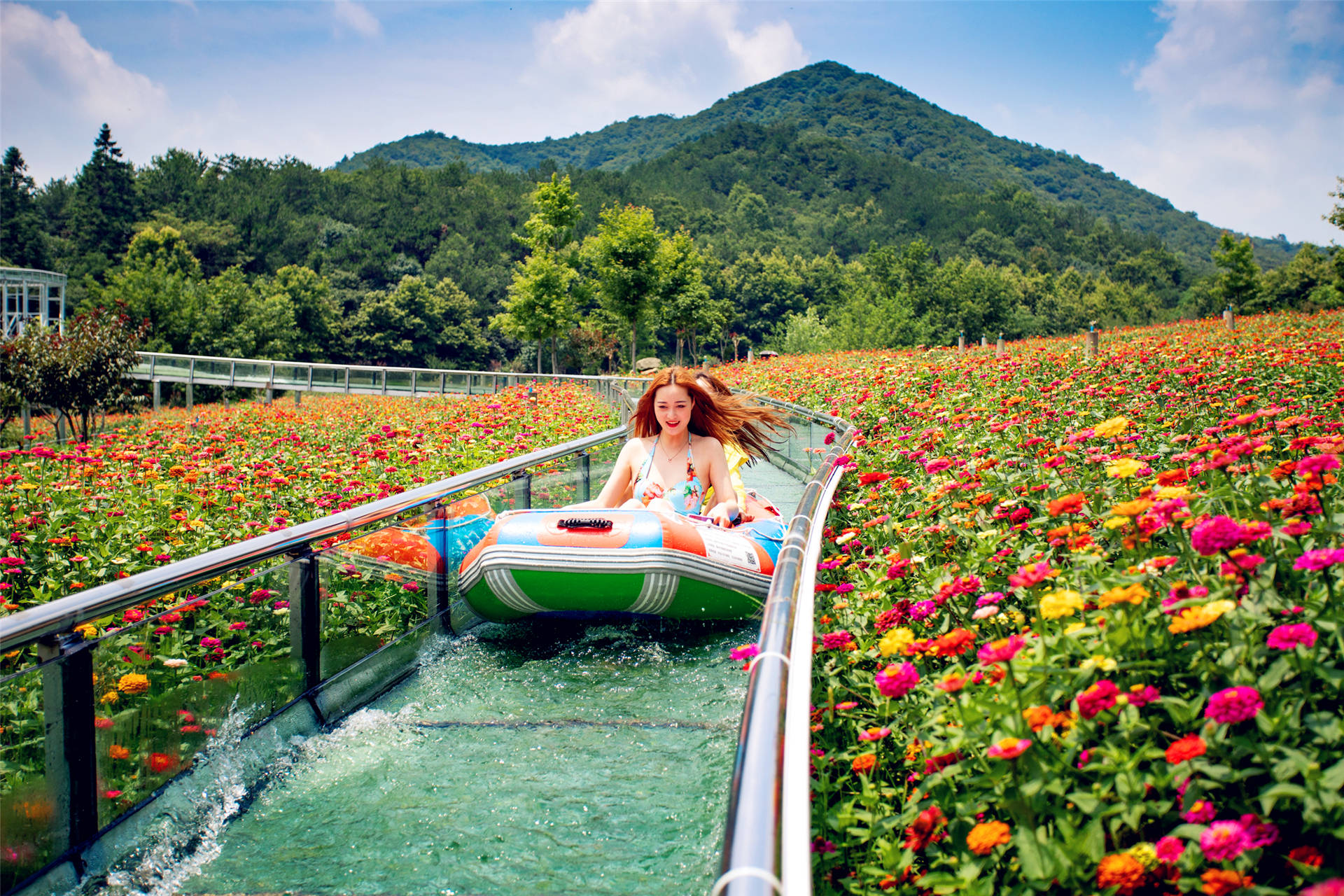 木兰天池玻璃漂流在云海,林海及花海中