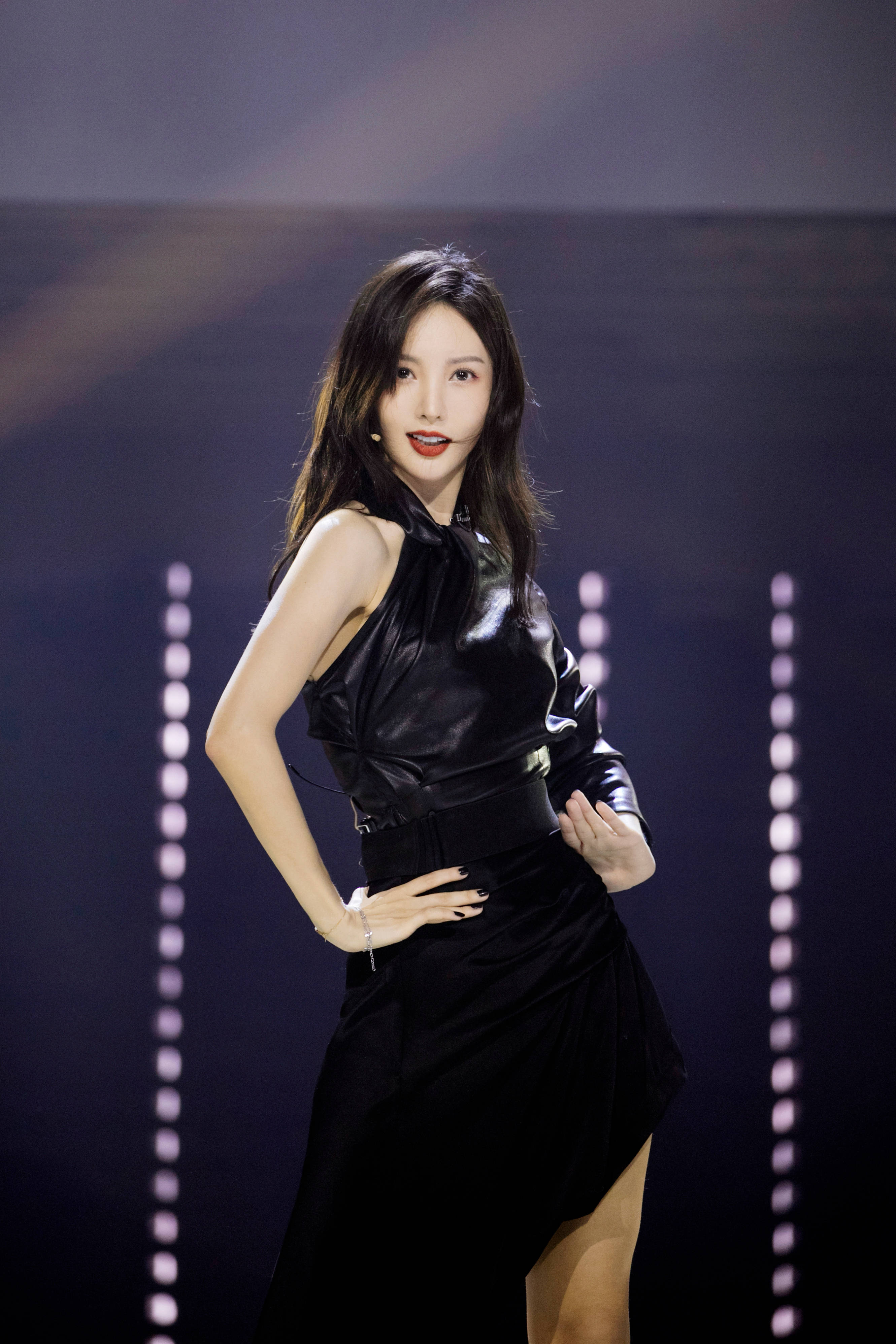 金晨真是个辣妹白色短上衣配牛仔短裤简单清爽腿长腰细好迷人