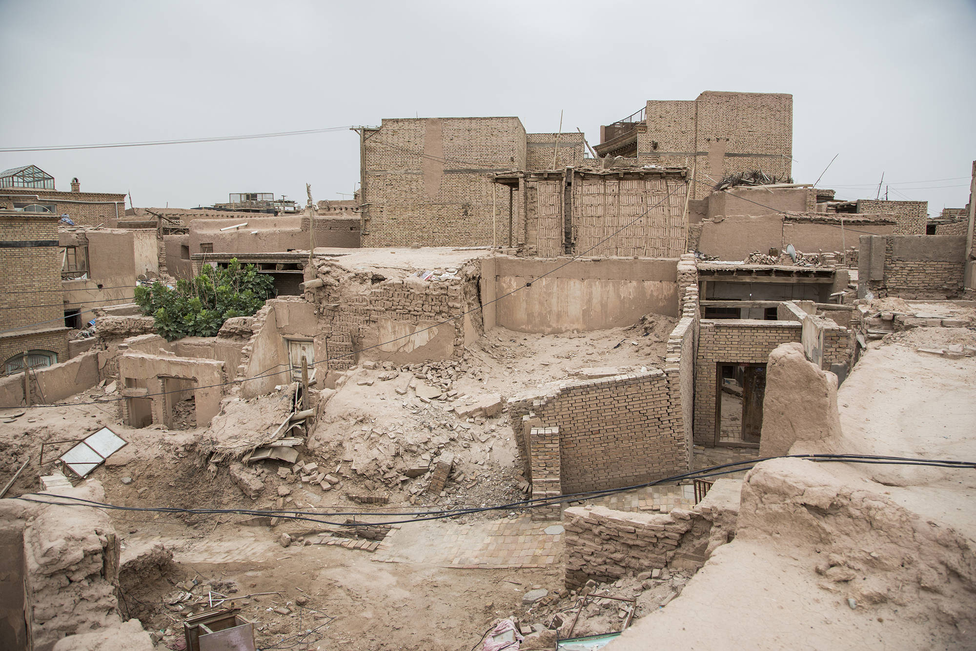 1/ 12 高台民居是新疆喀什市老城东北端一处建于高40多米,长800多米