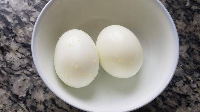 4.可以趁着煮当归的时候,把煮熟的鸡蛋剥壳备用.