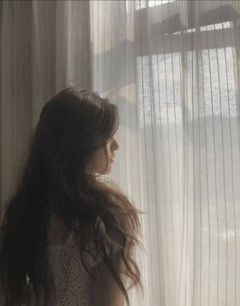 为什么赵露思总喜欢晒正脸看到侧脸照后网友感觉被骗了