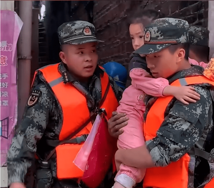 原创小女孩踮起脚给兵哥哥喂水,得知原因后,我被这满满的爱感动了.