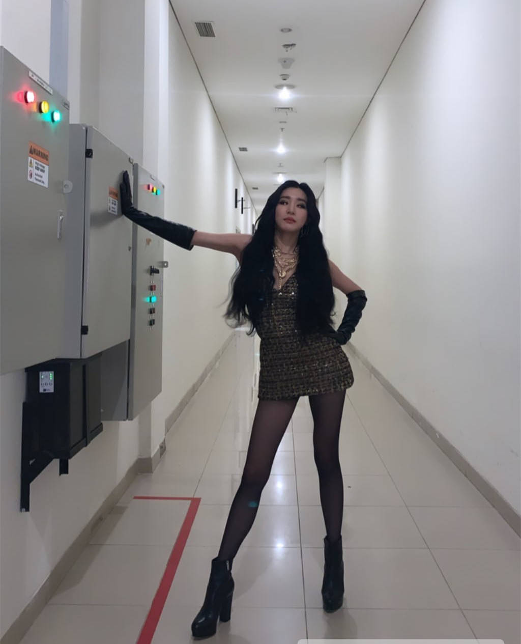 原创少时的第一美腿黄美英穿白色套装配大妈头巾回美国后放飞自我