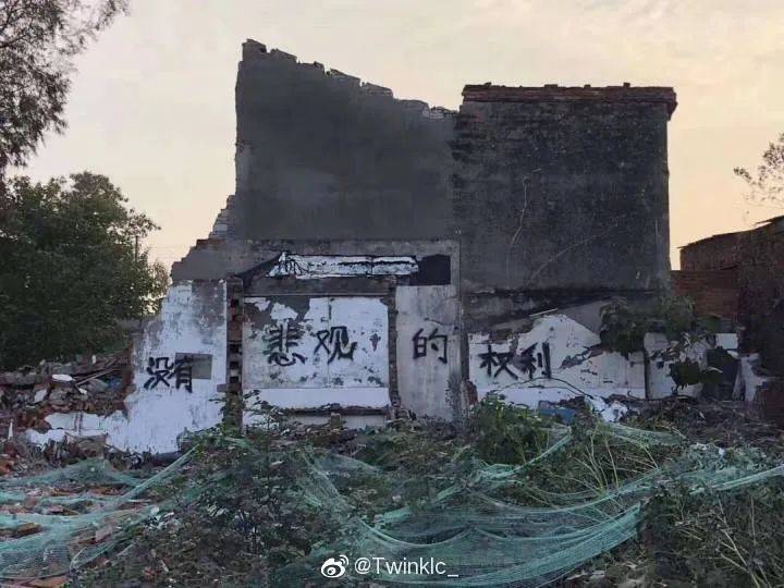 这些废墟上的标语,写出了生活