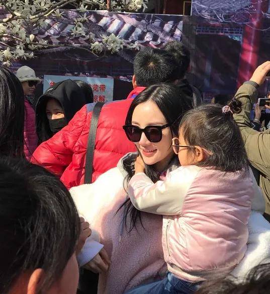 知乎 生活中,看起来很瘦弱的李小璐可以很轻松地单手抱起甜馨