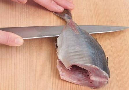 从下刀部位朝鱼尾方向水平切过去. 3.整理第一片鱼肉