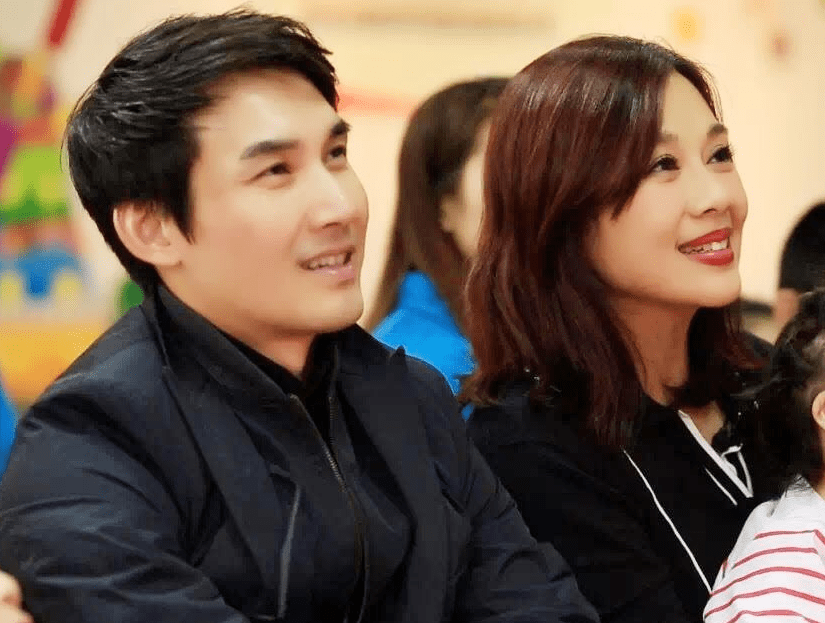 陈松伶参加选秀扭伤脚,49岁坐轮椅不退赛,和老公放弃旅行计划_张铎