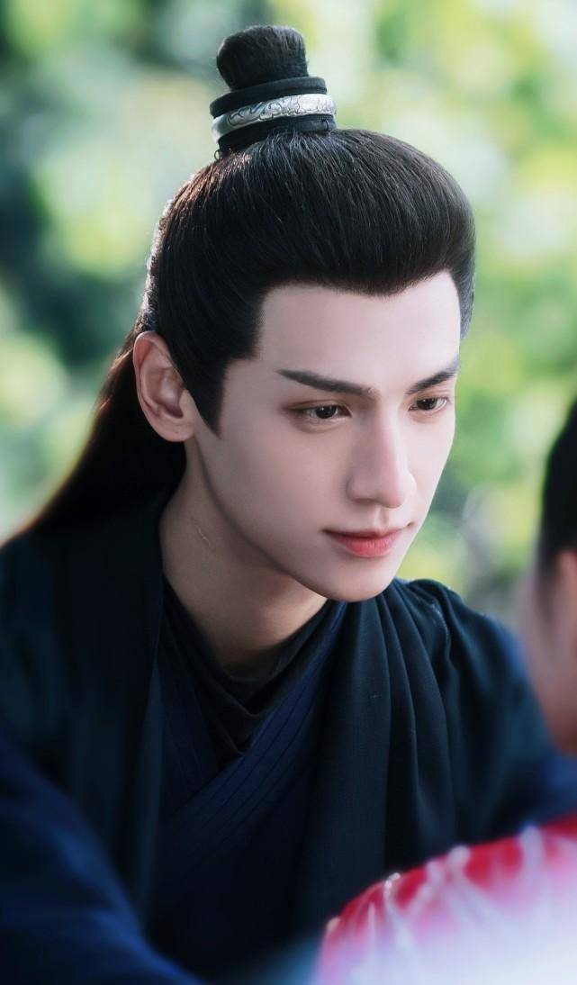 原创白衣的罗云熙就够帅,没有想到黑衣造型邪魅狂狷,一出场就迷倒你