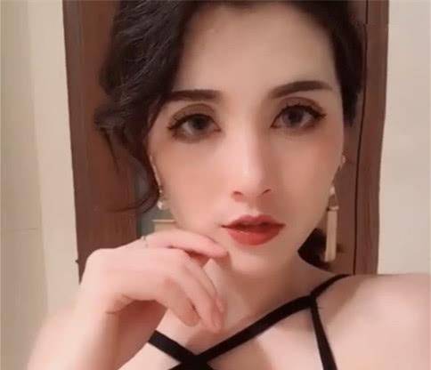 但是我们今天要说的这个小姐姐不一样,她被称作是"最美混血女王",但是