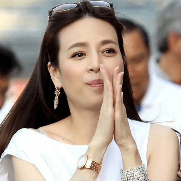 穿泰国服饰优雅迷人,网友:身材太棒了_伍伦