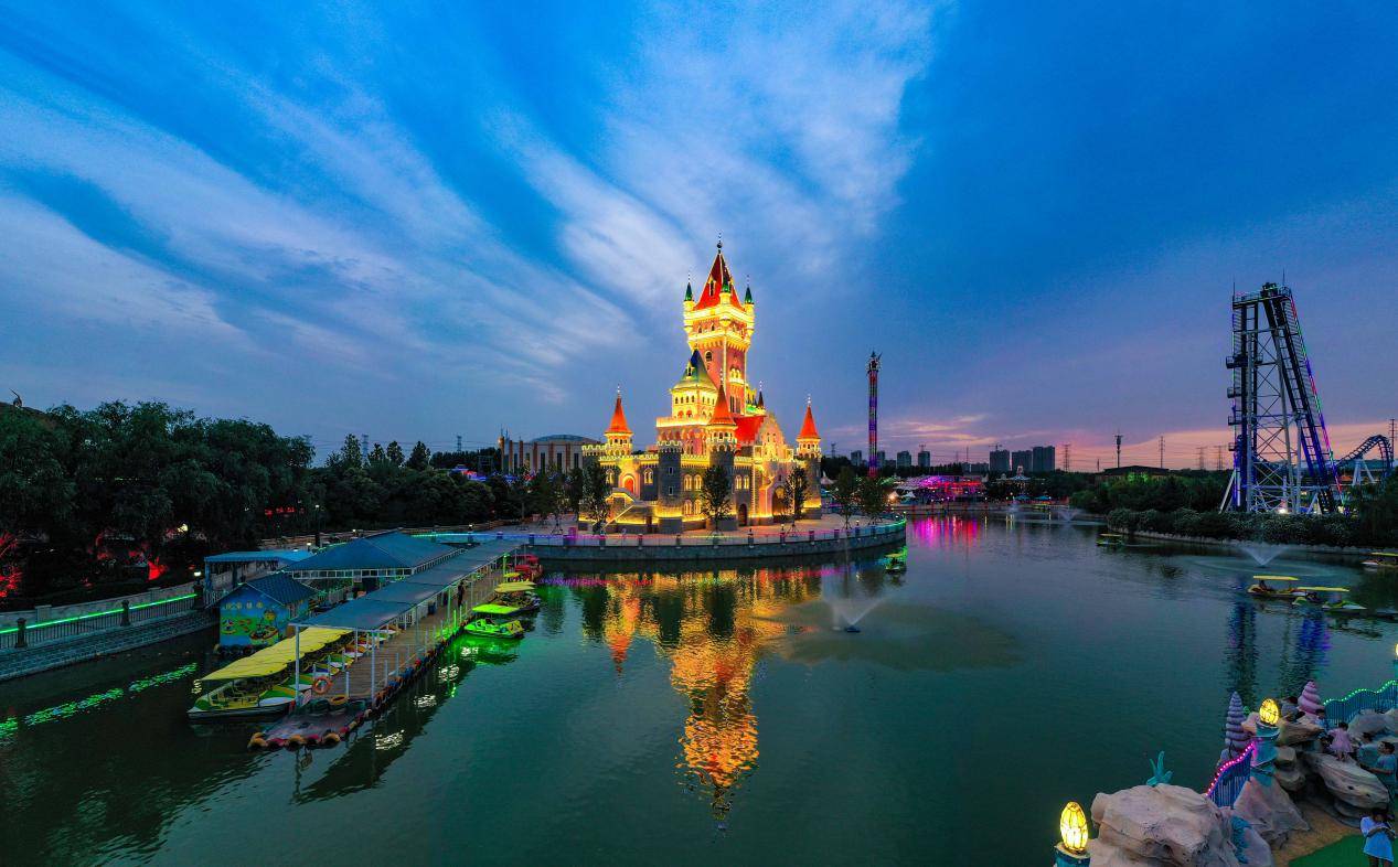 郑州方特欢乐世界"周末嗨玩夜"主题夜场于上周末正式开启,好玩有趣的