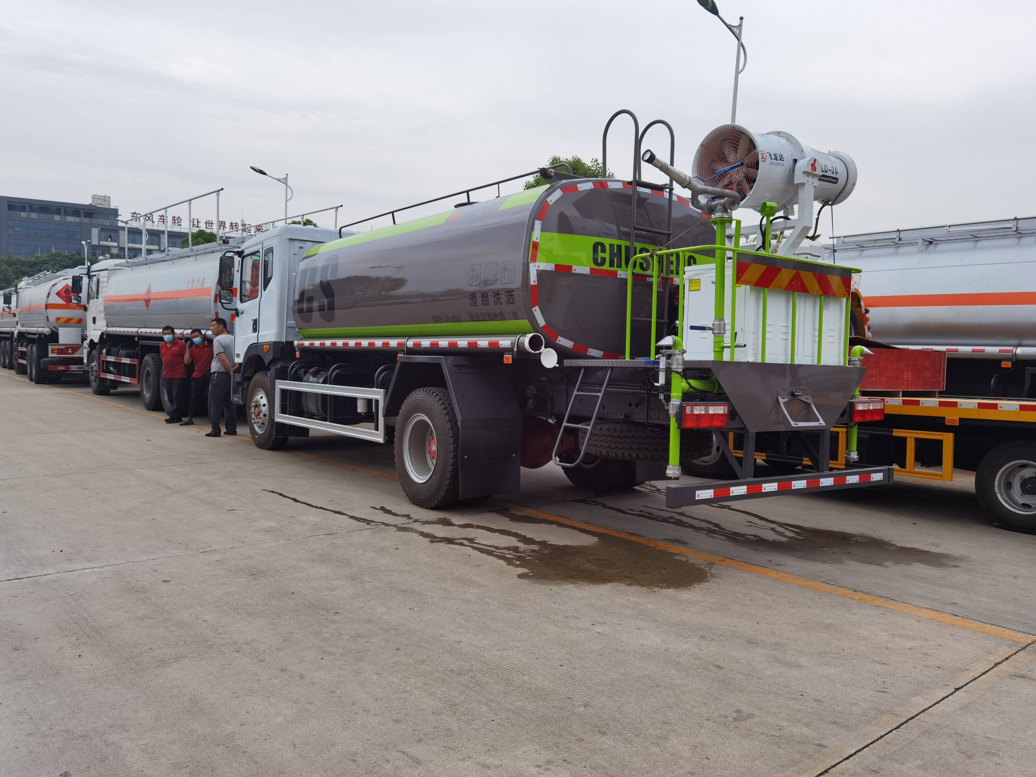 湖北楚胜东风d9多功能绿化雾炮洒水车新款下线