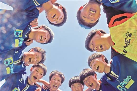 经纬中学女子足球队队员们相互加油鼓气