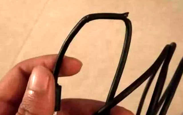 原创宠物狗拆家报废数据线,大爷想出另类招惩罚,画风一转狗狗安静了