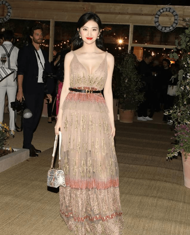 景甜太适合穿裸色,衬托牛奶皮肤收敛富贵花艳色,温柔又高级