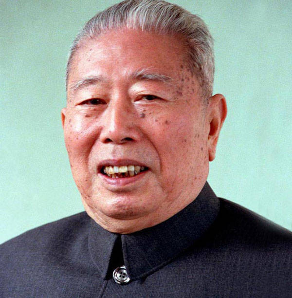 开国上将宋任穷回老家,身上没带钱,靠摆摊耍蛇挣路费