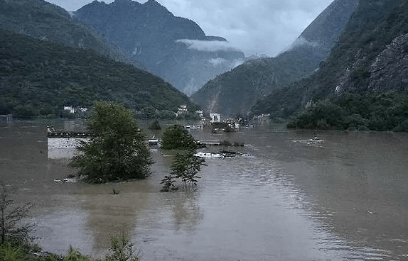 甘孜州丹巴县梅龙沟17日凌晨发生泥石流,阻断河道形成堰塞湖.