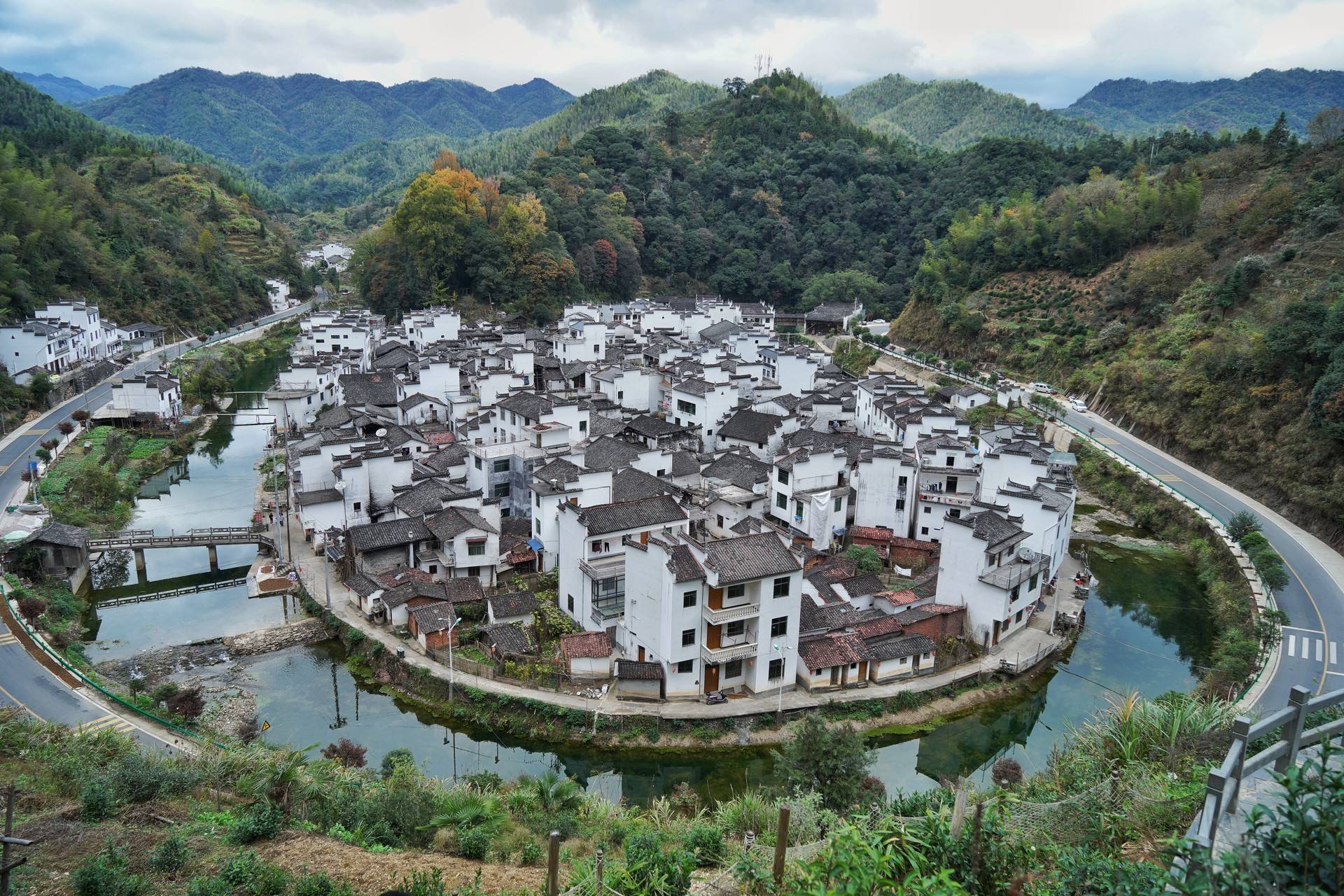 这座小村落地形十分独特,四周高,中间低,呈山水环绕型,整个村都集中在