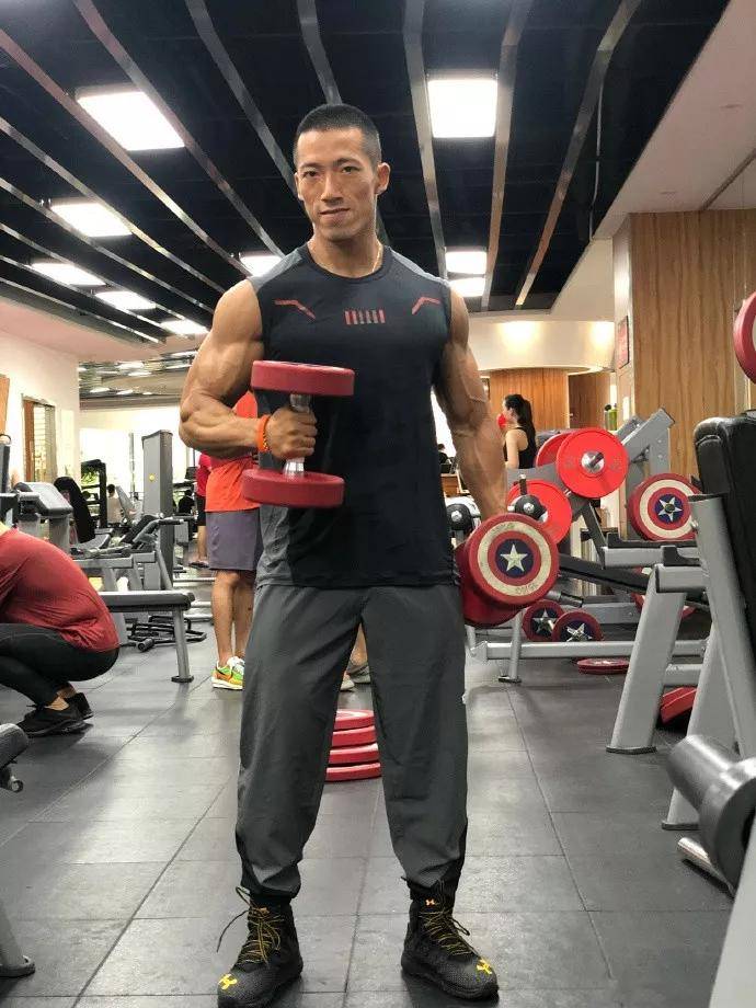 不知不觉,他坚持了下来 健身也从单纯的爱好 变成了李炯明生活中的一