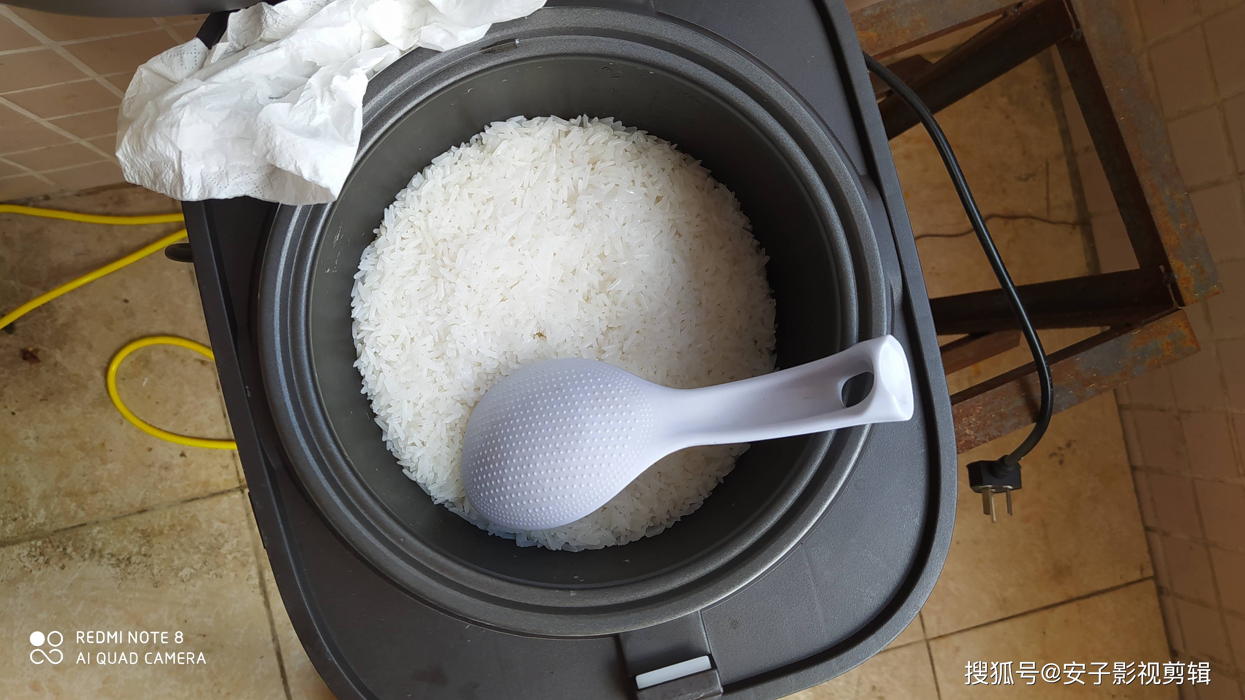 蒸好的米饭,自己在家蒸米饭也是比较简单方便的,成品不干不湿刚刚好