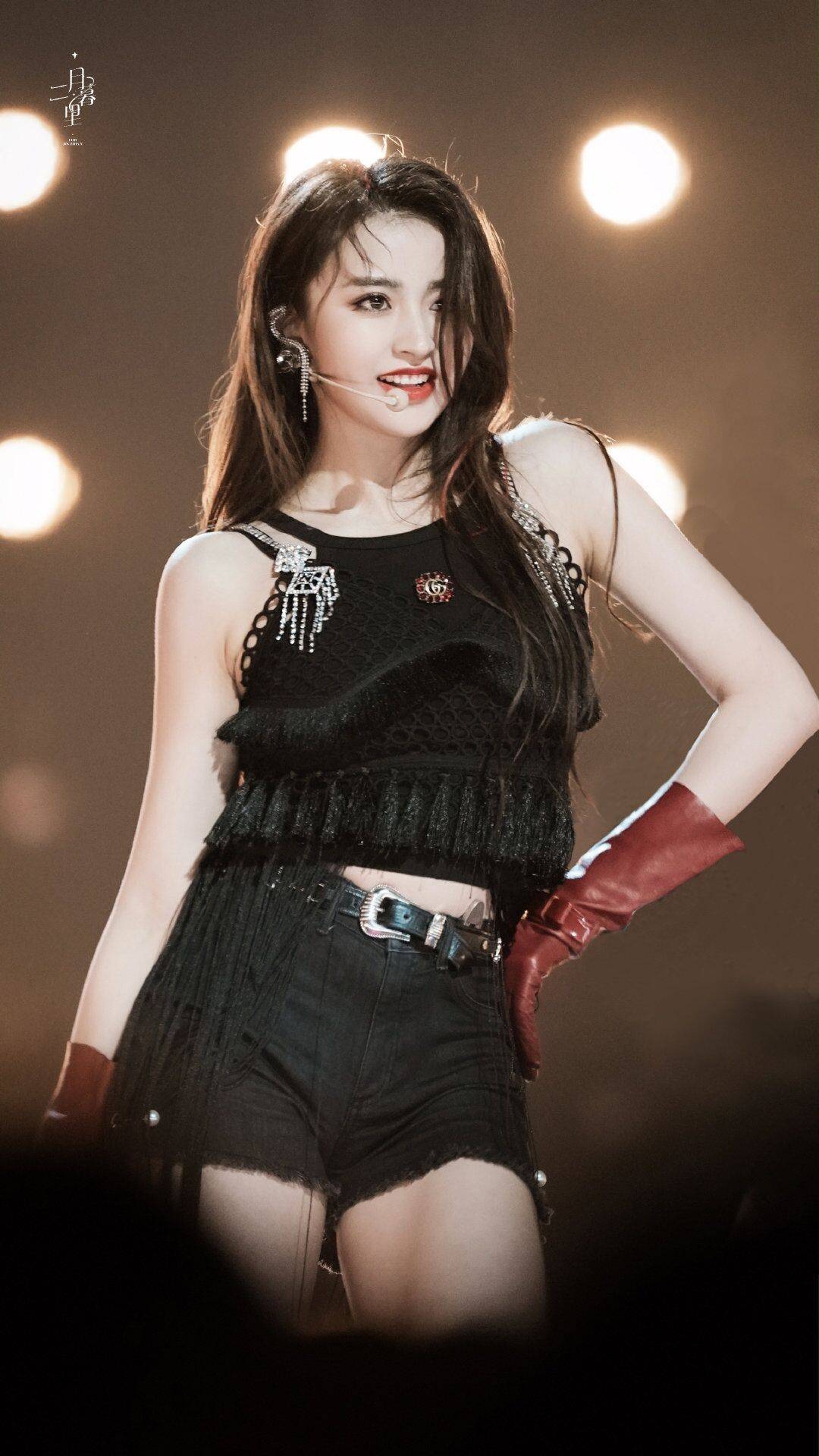 金子涵舞台look,红色皮质手套 黑色热裤