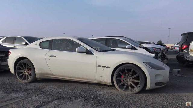 悬吊都还非常良好,车内副驾驶座的遮阳板上还夹了500aed阿联酋迪拉姆