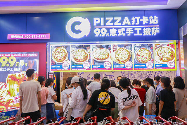 打卡站披萨南京店生意火爆网友排队3小时也要买