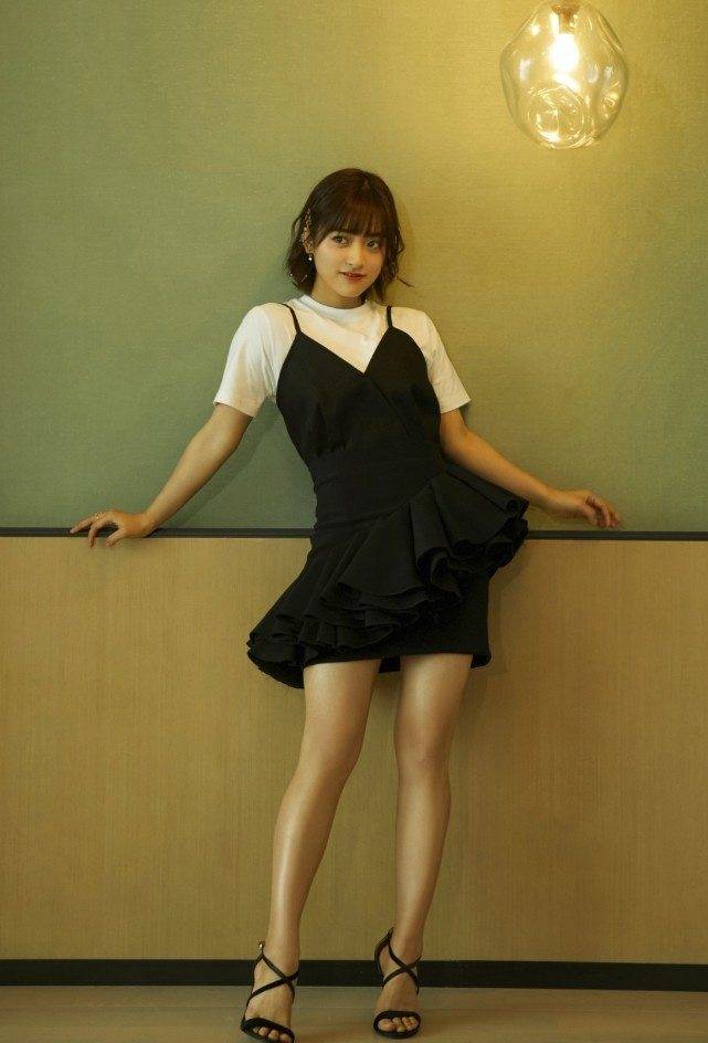 原创这是沈月最好看的一次机场穿搭了吧?黑色衣服配短靴,秀出小细腿!