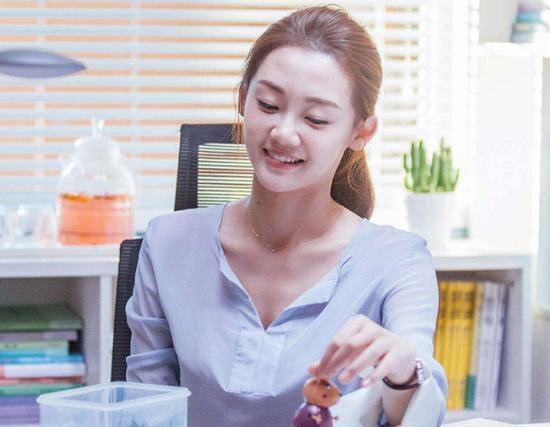 郑恺老婆草地上轻松做一字马,引网友围观:肚子变大趴不下去了吧_苗苗