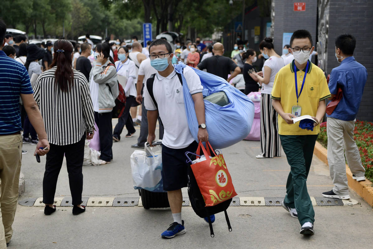 6月17日,在北京首都师范大学附属回龙观育新学校,学生携带行李离开