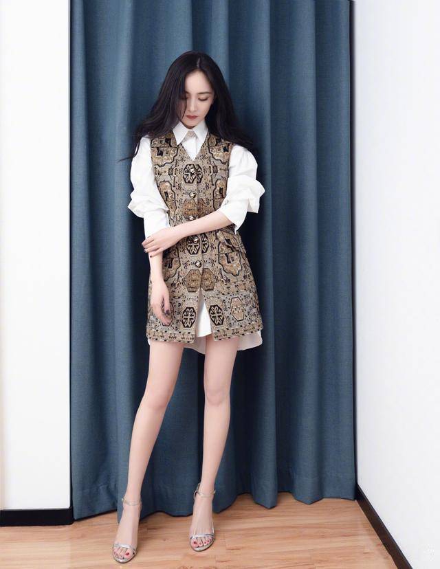 168cm杨颖和167cm杨幂,同样搭配马甲造型,气质风格差距大