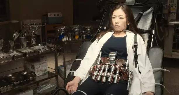 她绑架了真梨子医生和茶屋警官的助手,在他们身上挂满炸药绑在一家