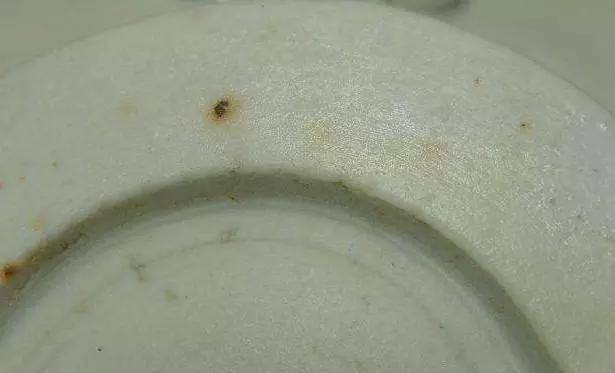 像元青花大部分会用手去触摸底胎,看是麻仓土,高岭土还是二元配方