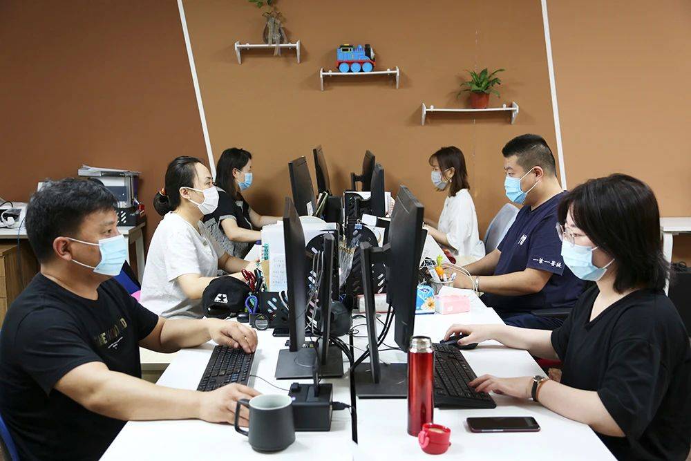 办公室员工佩戴口罩