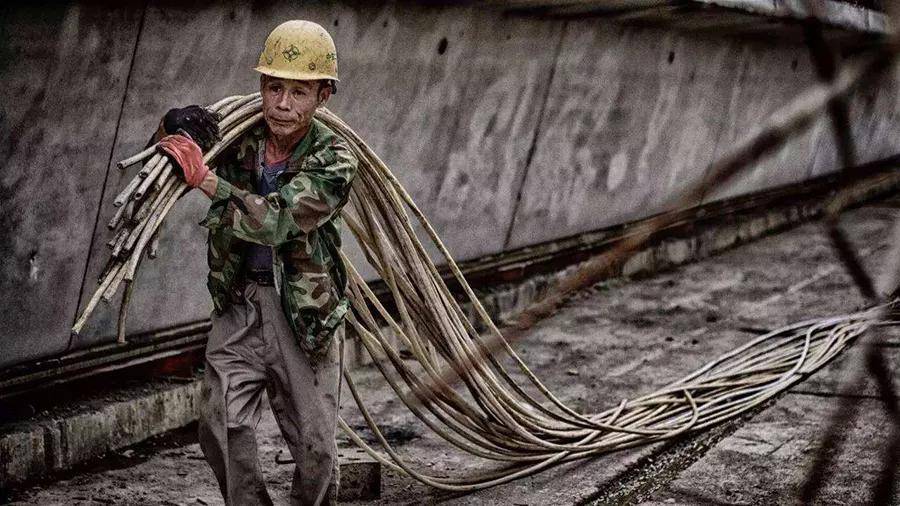 父爱无言坚定如山祝每一位建筑工人父亲节快乐幸福安康