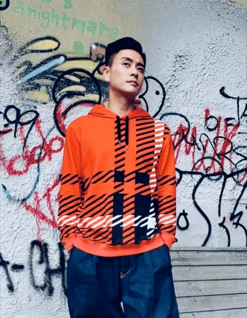 原创39岁黄宗泽低调走机场,一身牛仔衣配棒球帽,面容憔悴依旧帅气