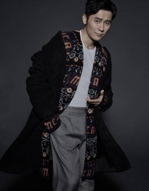 李晨2020年首登杂志:42岁换卷发,显油腻,少有显老态