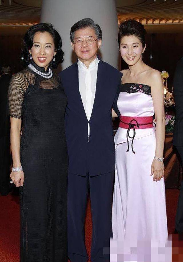 原创郭晶晶婆婆生个"旺夫相"!穿黑色网纱旗袍靠着老公,62岁还惊艳