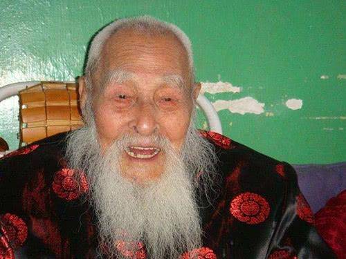 山东长寿之王无儿女赡养却活117岁生前一个习惯保持了百年