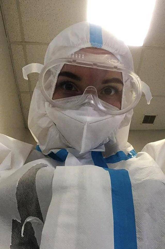 原创委屈!俄罗斯护士嫌太热脱下防护服,被领导看到后半个月薪水没了
