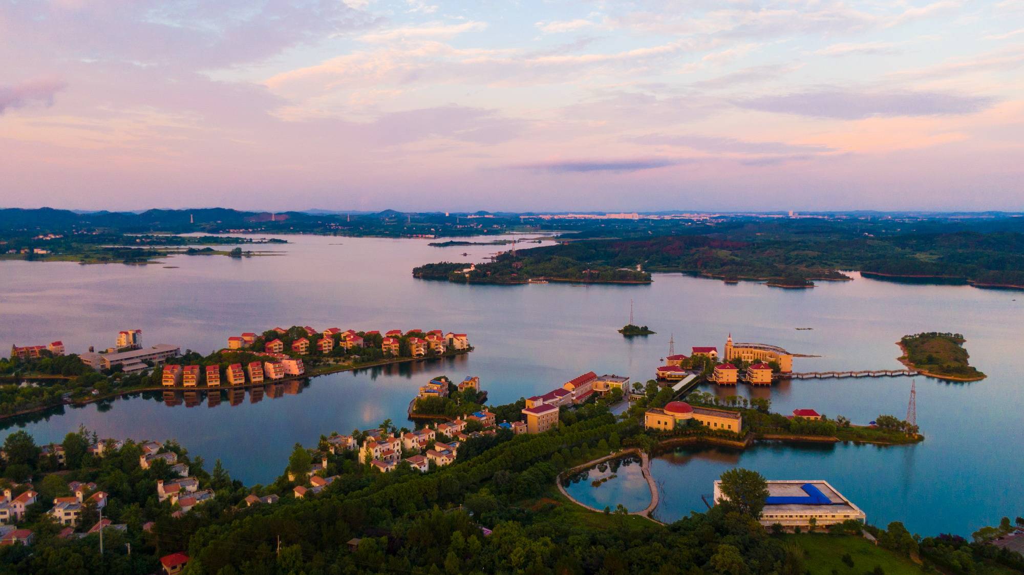 木兰湖宛如天空之镜拍下这自然美景用来摆摊贩卖